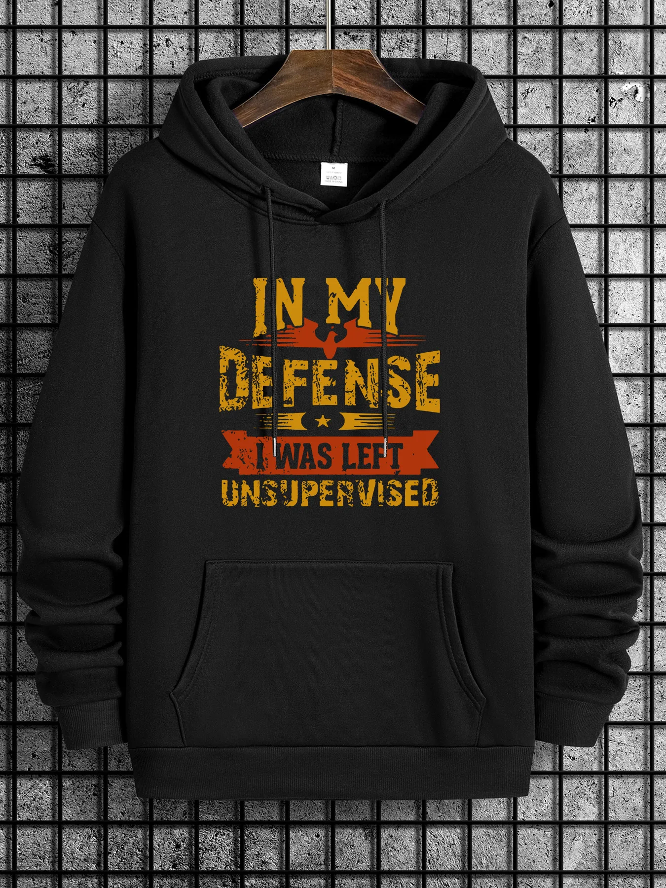 

Мужской черный свитер с капюшоном с принтом — жирный текст «В МОЕМ ДЕФЕНСИЕ», геометрические узоры, дизайн кармана кенгуру и шнурка