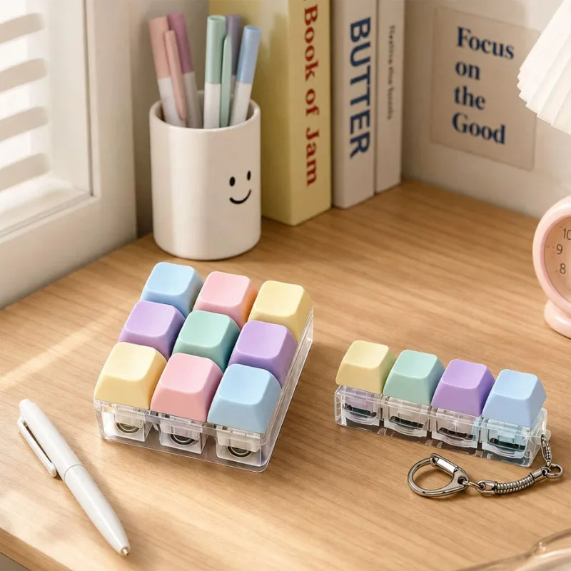 Relief keyboard button keychain, 4/9 key fingers clamped together, a stress-relieving leisure keychain for portable office desk