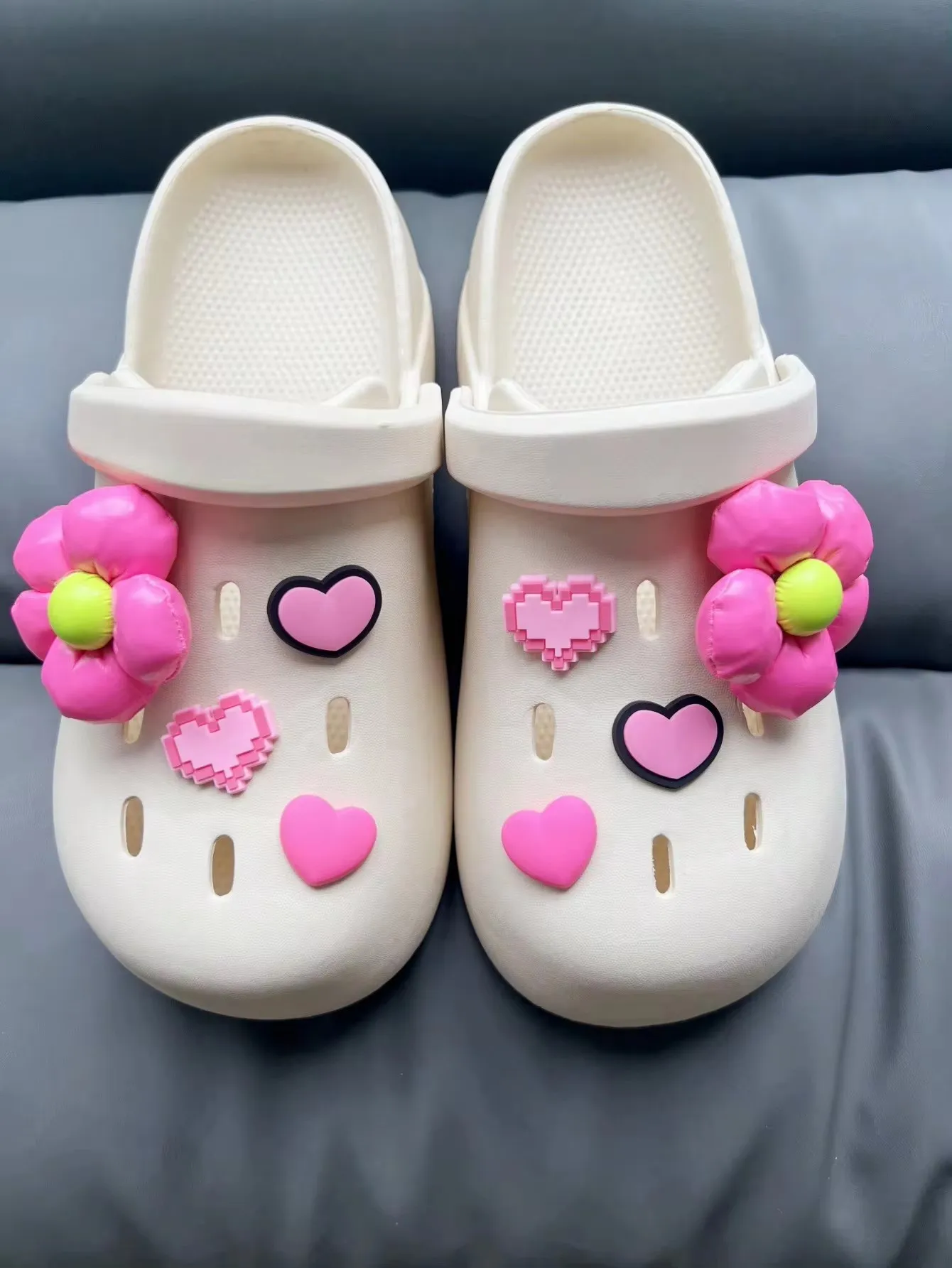 New Fashion Bow Set with Pink Heart Charm for Women, Shoe Accessories, DIY Sandal Buckle, Wooden Clog Decoration, 5cm Diameter