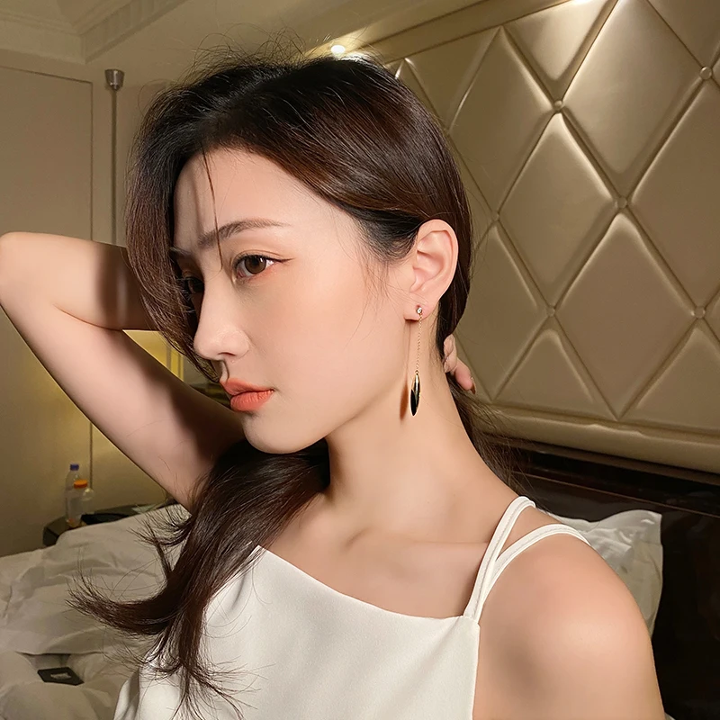 2023 Design Sense Black Gold Color Spliced Metal Pendant Tassel Earrings Luxury Accessories for Women‘s Korean Fashion Jewelry