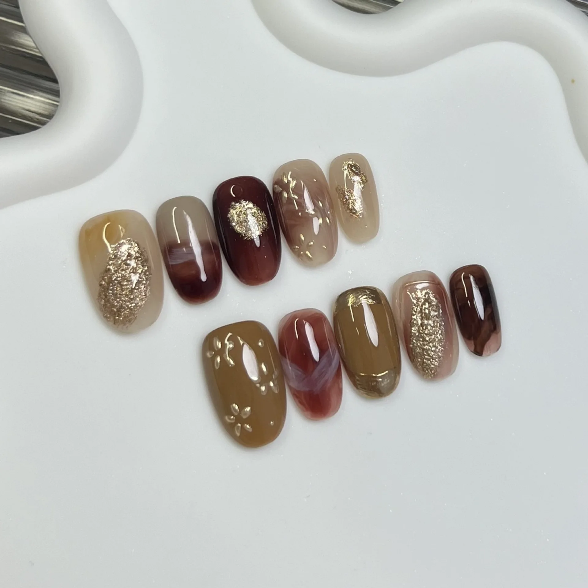 

10PCS Light Luxury Amber Brown Gradient Short Oval Handmade Press on Nails Golden Patterns French False Nail Detachable Ins Nail