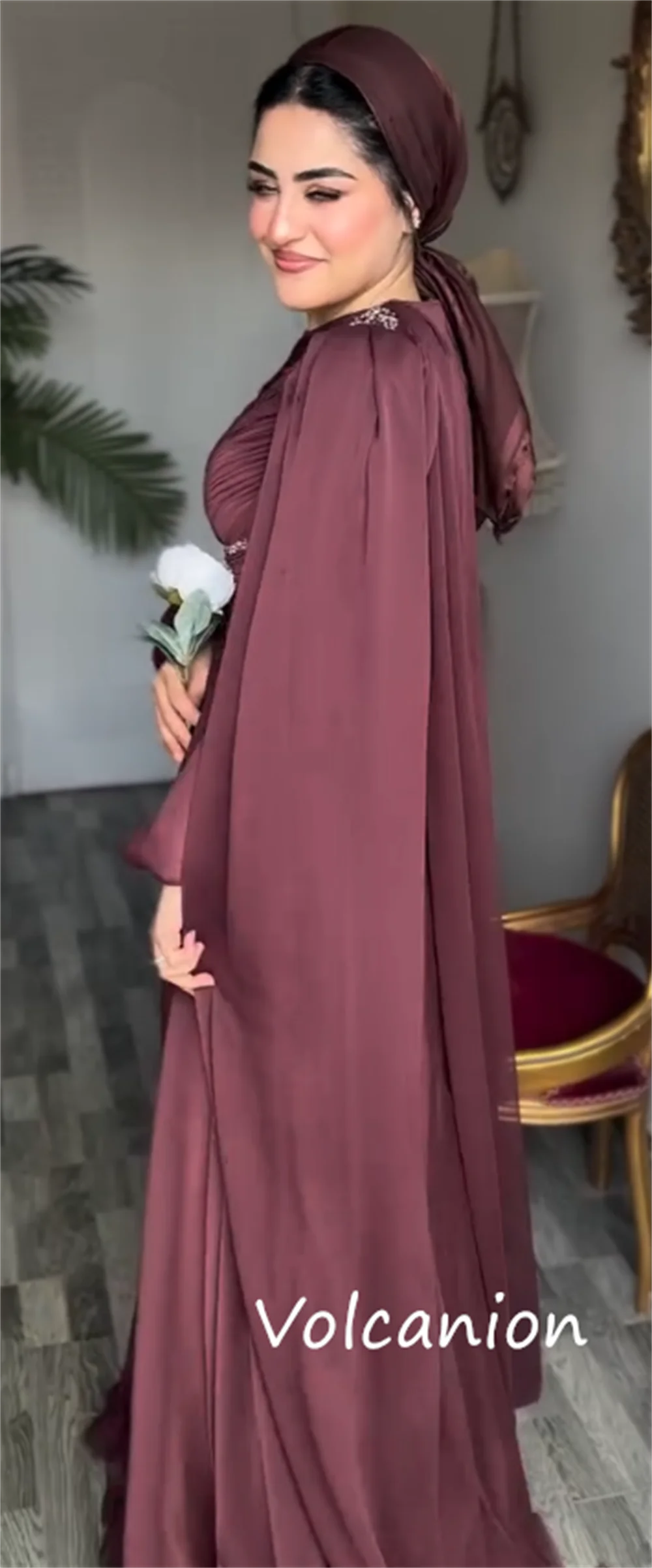 ที่กําหนดเองสไตล์จีน JERSEY Sequined Pleat A-Line Scoop คอชุดยาว Bespoke โอกาสการจับคู่