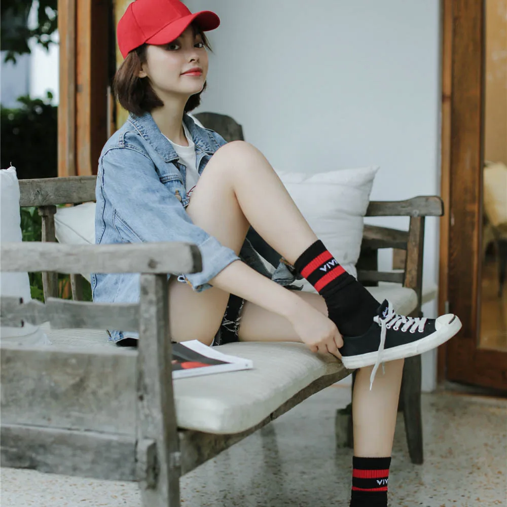 새로운 패션 컬러 블록 스트라이프 중반 종아리 스포츠 양말 남성 여성 통기성면 양말 야외 실행 농구 사이클링 양말