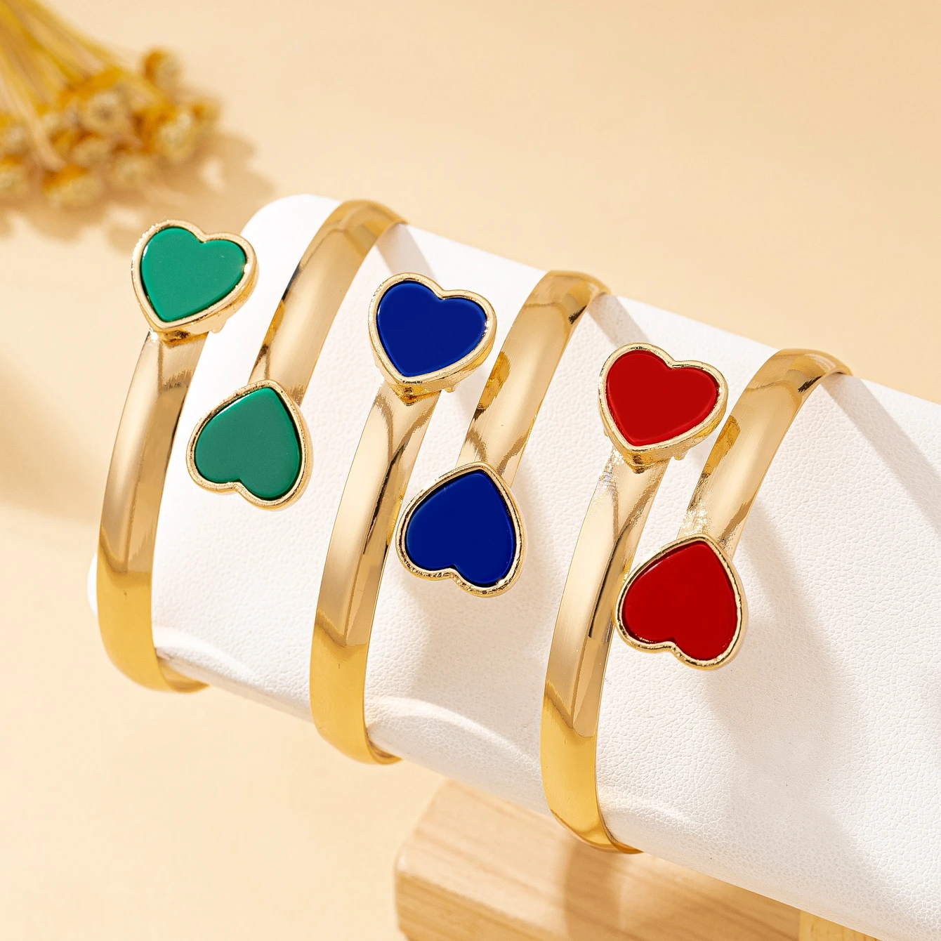 A Women's Bracelet, Vintage Simple Sweet Heart-Shaped Versatile Bracelet Jewelry, Suitable for Daily Wear and Vacation Wear