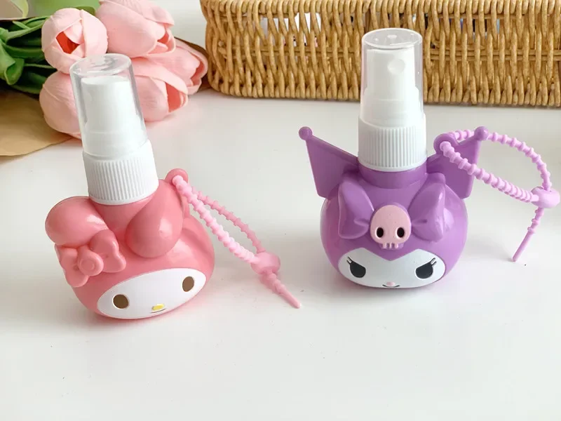 Botella pulverizadora Kawaii de Anime Sanrio, 50ml, Kuromi Cinnamoroll My Melody, viaje para estudiantes, cosméticos portátiles, Perfume, botella con prensa de Alcohol