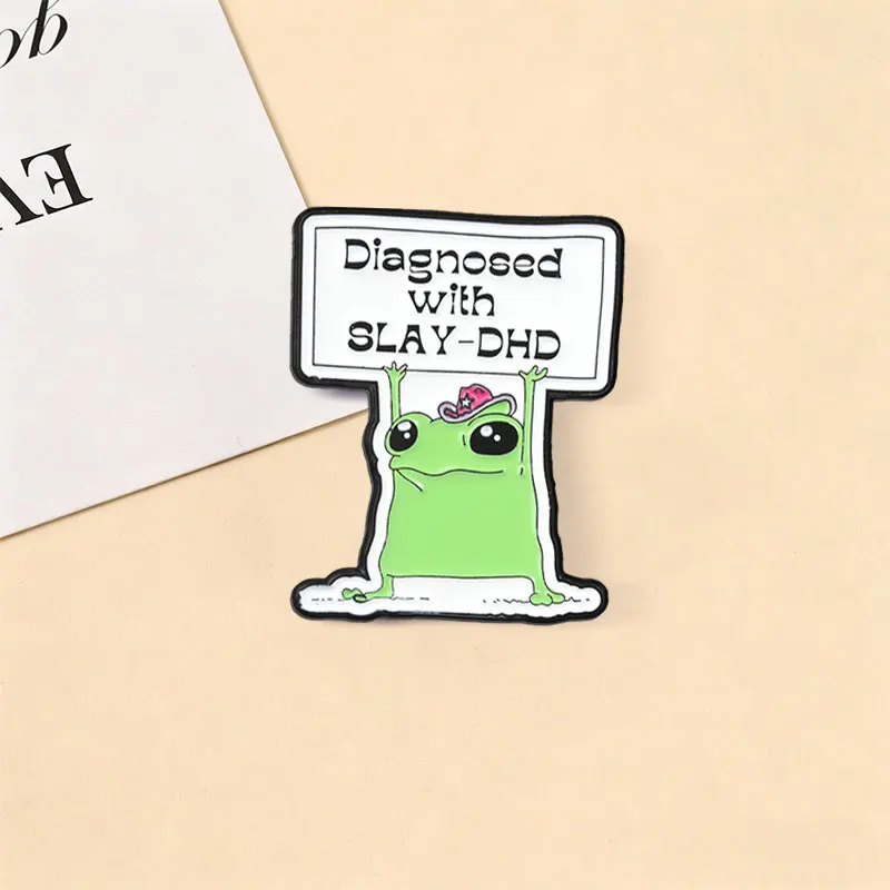 Diagnose: SLAY-DHD, grüner Frosch mit Textaufschrift, Emaille-Abzeichen, humorvolles Zitat, Anstecknadel, Brosche, einzigartiges Accessoire als Geschenk für Freunde. – Detail 7