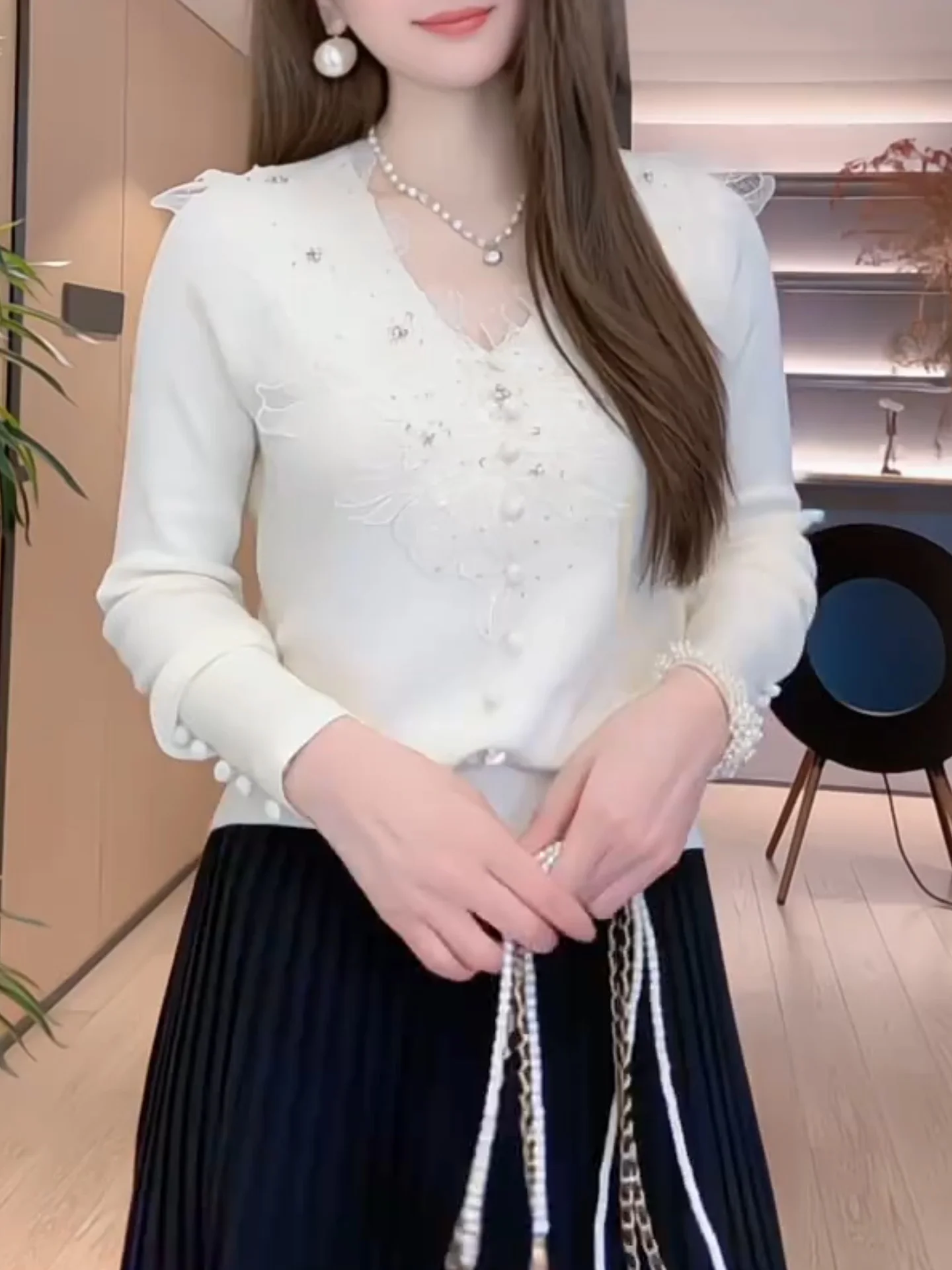 

Элегантный трикотажный топ с V-образным вырезом и кружевными вставками, длинный рукав, женская базовая одежда, утягивающий эффект, большие размеры, белый, универсальный, люксовый трикотаж