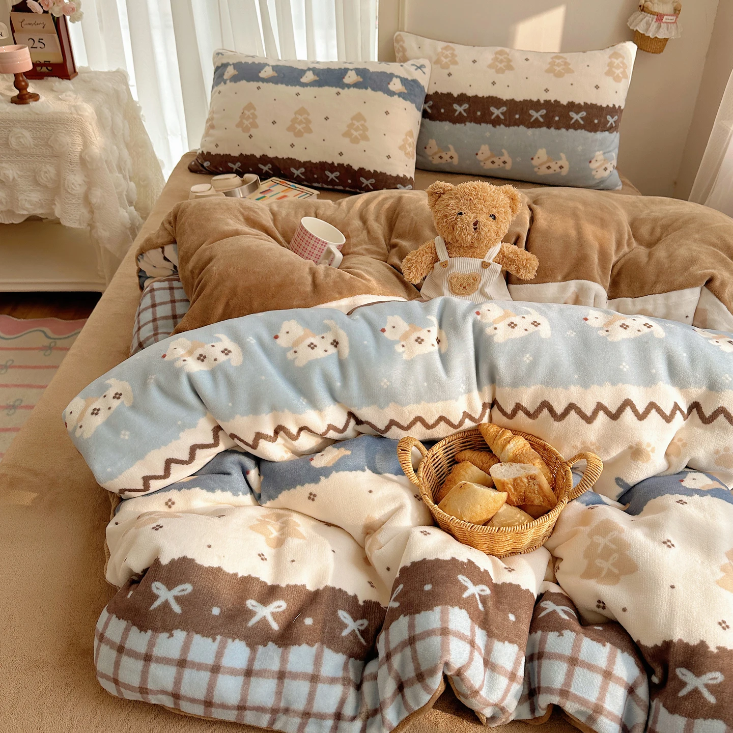 

Теплый комплект постельного белья из кораллового флиса Isle: осенне-зимний комплект из четырех предметов из молочного вельвета, включающий пододеяльник и простыню.