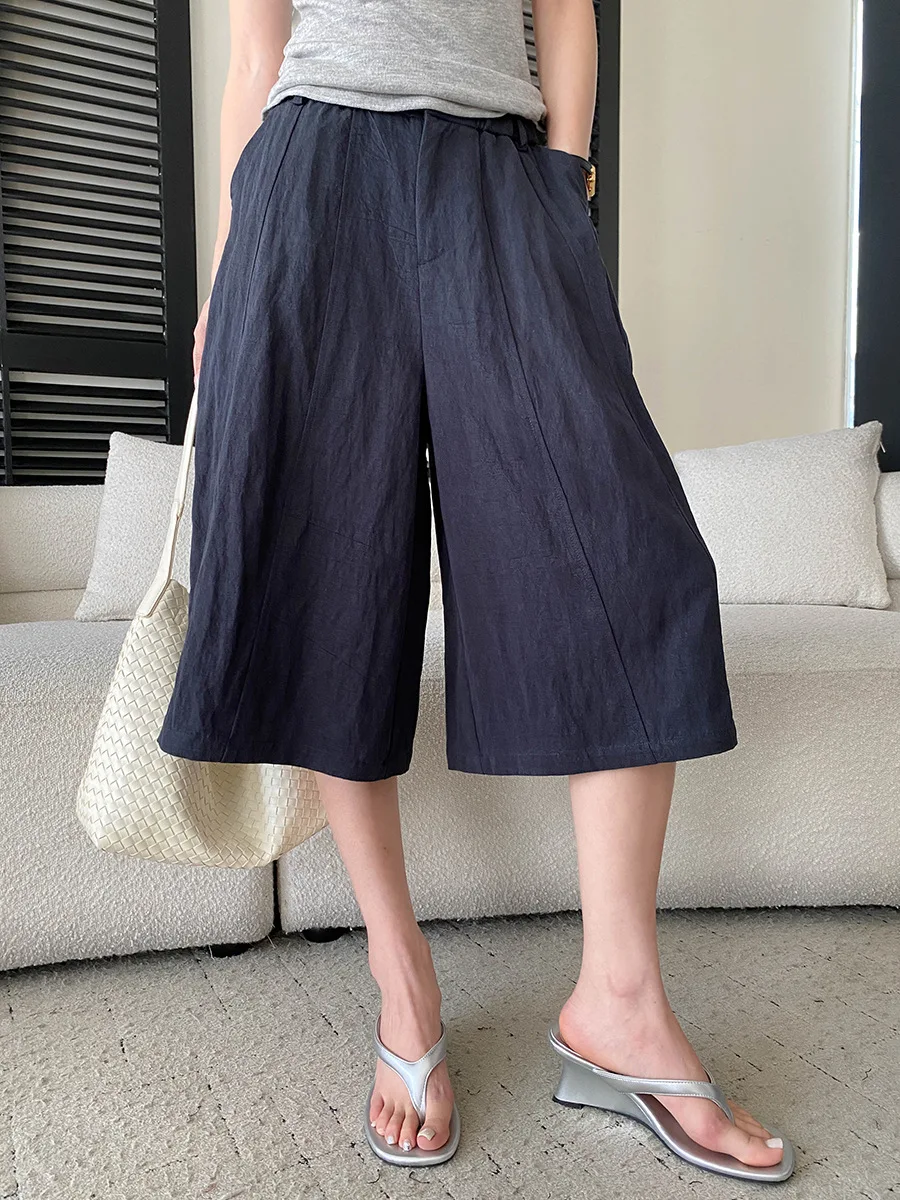 Sommerliche Damen-Freizeithose in einfarbigem Design mit lockerem Schnitt und hohem Bund und weitem Bein. – Detail 22