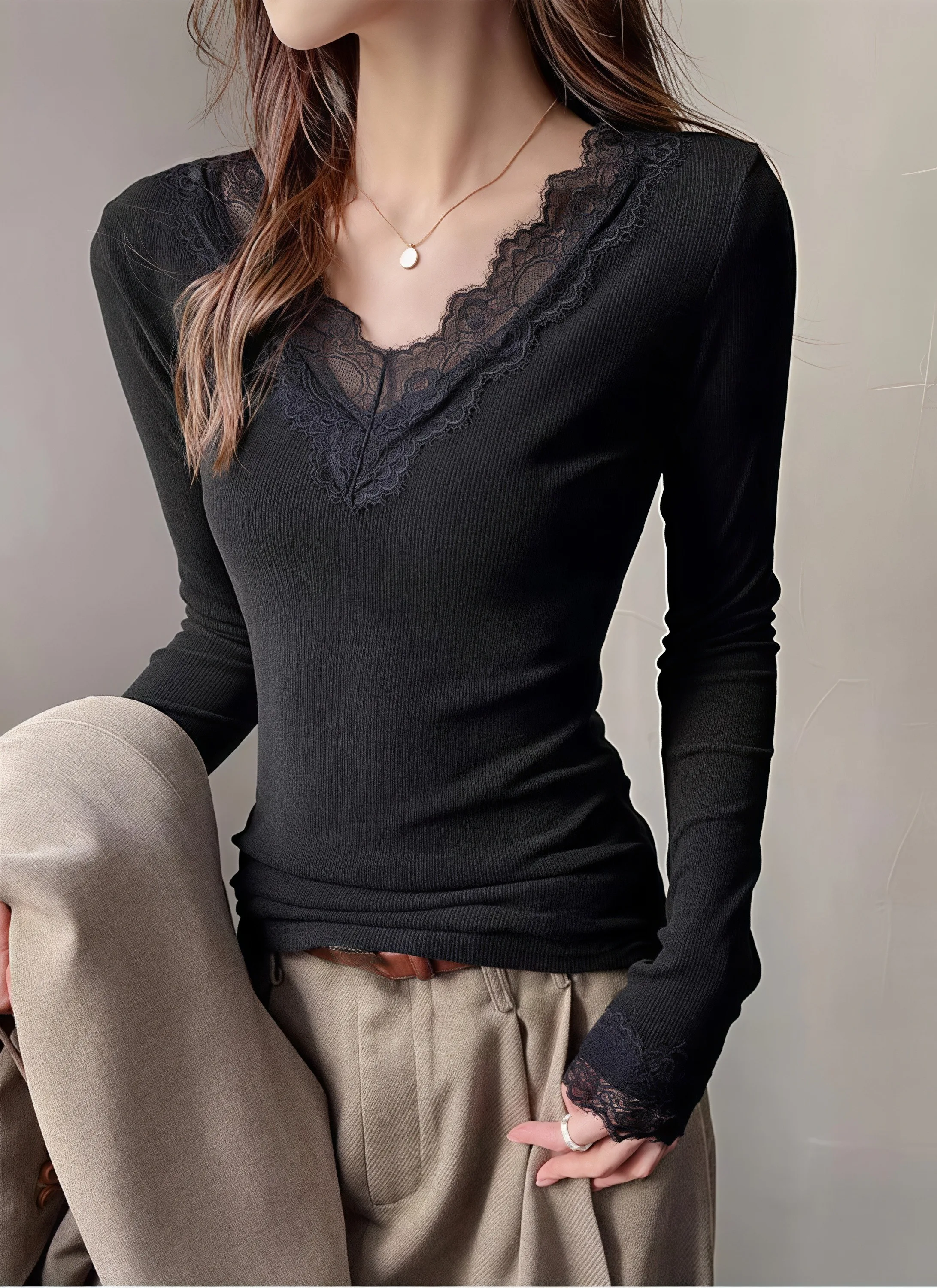 Elegantes Damen-Basic-Layering-Oberteil, Spitzen-V-Ausschnitt, Langarm-Shirt, gerippter Strick, schmale Passform, Spitzenbesatz an den Manschetten, weiche, lässige Alltagsbluse. – Detail 11