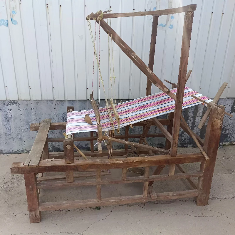 Old loom old coarse spinning wheel tools retro nostalgic exhibition ornaments
