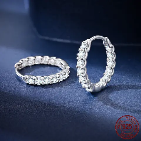 Moissanite 2mm 0.036ct 다이아몬드 라운드 귀걸이 925 스털링 실버 귀걸이 웨딩 데일리 작업 파티 여행 고급스러운 선물 여성