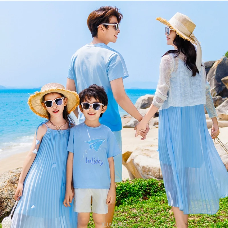 

Family Matching Outfits Summer Beach Dress Mom Daughter Dresses Vacation Set Father Son Tshirt Pants Suit Children Twin Clothes