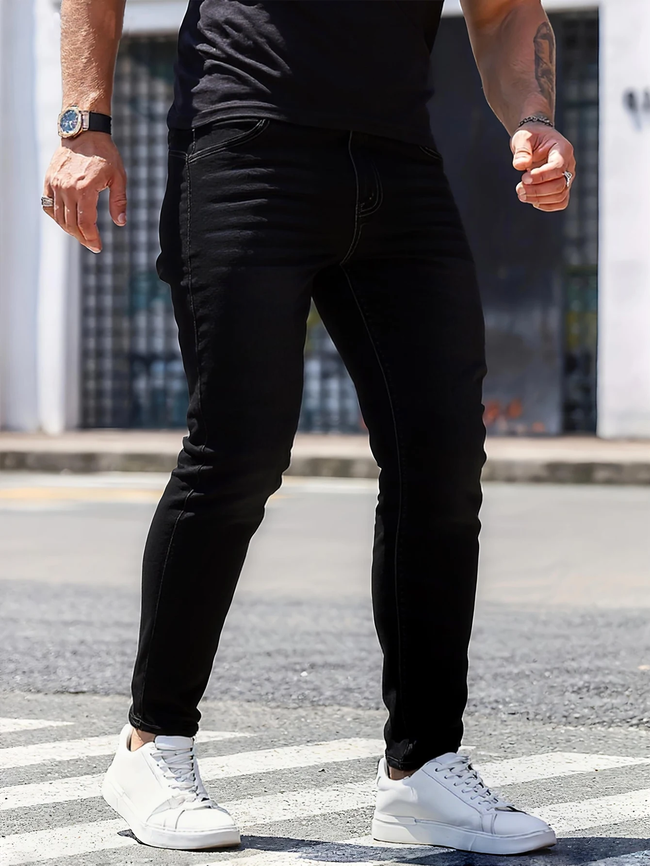 メンズの黒のスリムフィットジーンズ、シンプルで汎用性があり、体の形を美しく輪郭を描き、簡単に上品でスタイリッシュな外観を演出します。