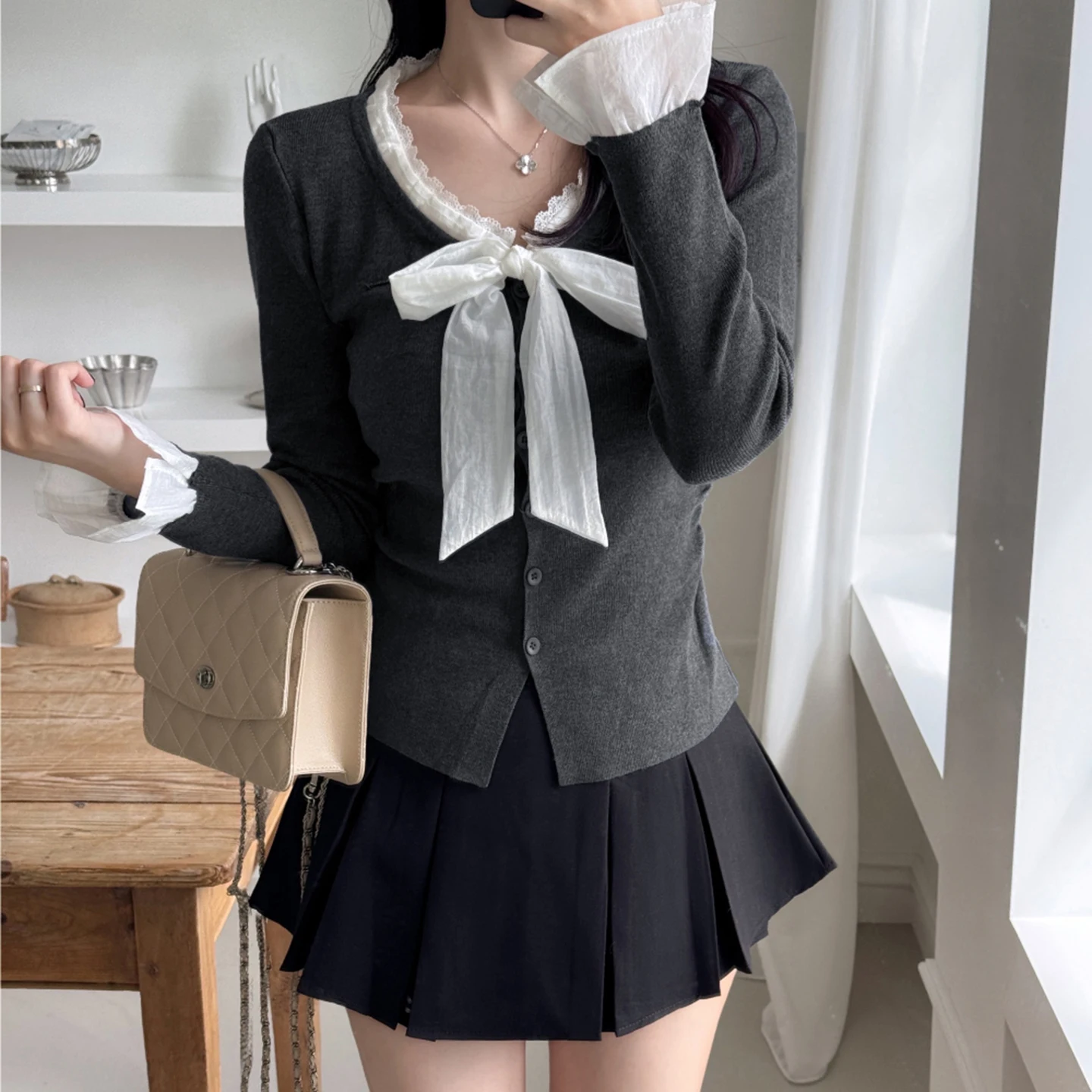 Französisch Stil Spitze Trim Bogen T-Shirt Beiläufige Dünne Tiefem V-ausschnitt Langarm T-shirts Frauen 2025, Herbst Frühling Mode Streetwear Damen