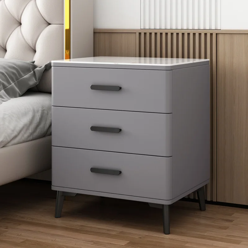 

Прикроватная тумбочка из массива дерева с тремя ящиками и каменной столешницей, простая и современная.