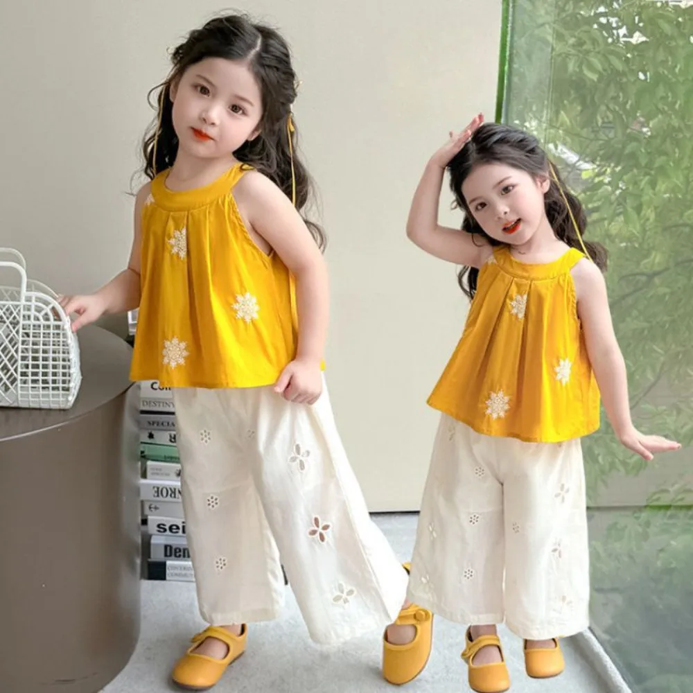Bear Leader النسخة الكورية الصيفية أزياء الفتيات ملابس زهرة مطبوعة أصفر بلا أكمام أعلى + السراويل البيضاء مجموعة الأطفال عارضة