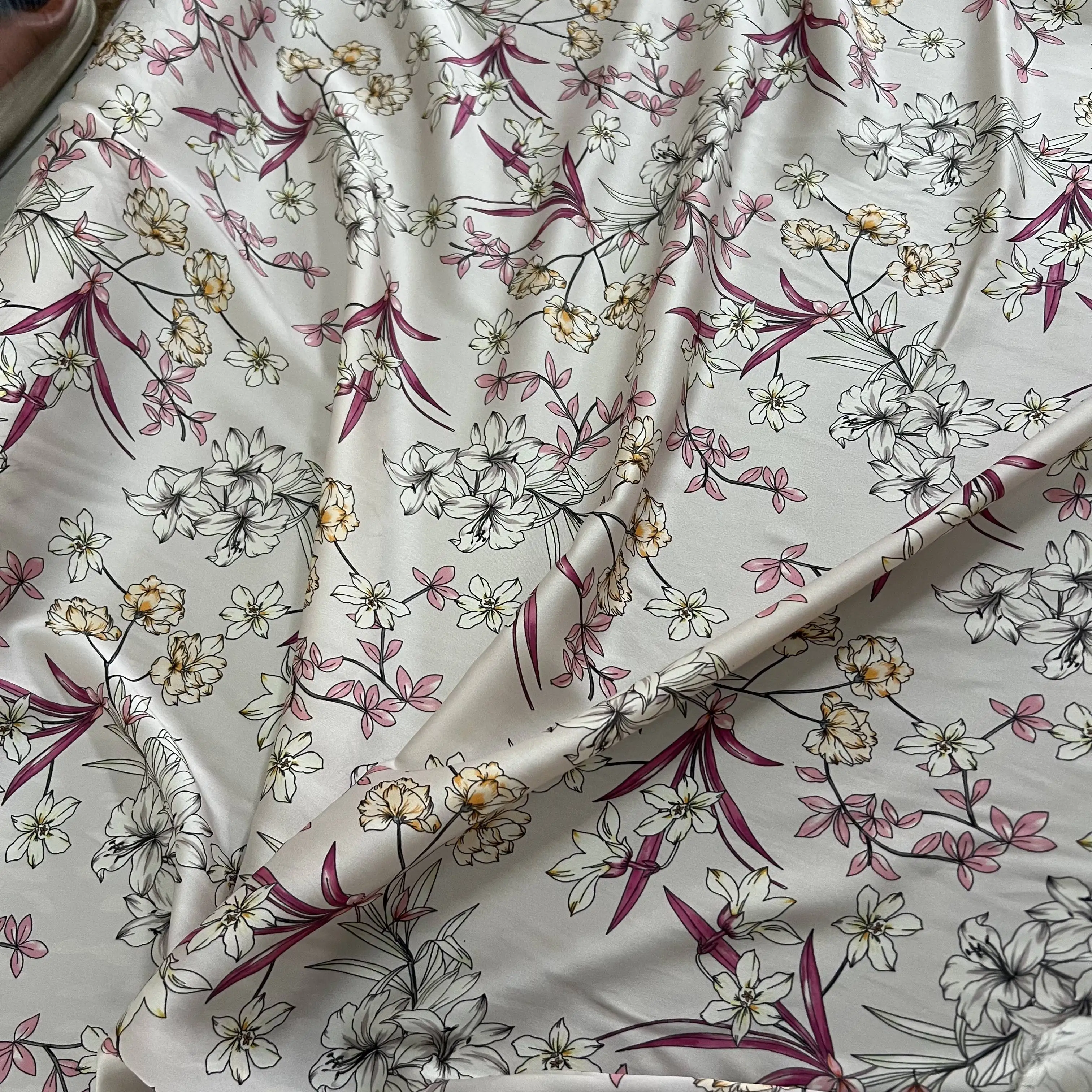 

1 meter 95% Mulberry Silk 5% Spandex 20 momme Georgette Silk Fabric Beige Flowers Printed 140cm 55" wide by the yard XX350
