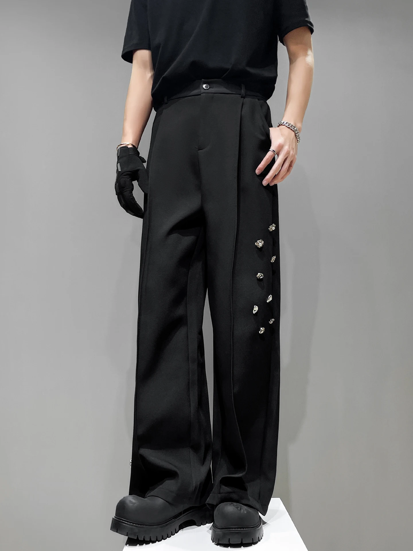 

Мужские брюки свободного кроя с широкими штанинами, оригинальный дизайн, металлические пуговицы, декоративные элементы, молодежные, повседневные, однотонные, длинные, стильные