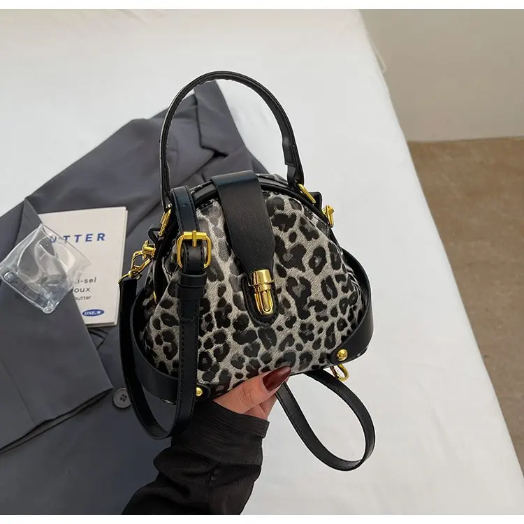 

2026 New High-end Bag Women's Versatile Fashion Portable Messenger Bag Simple Texture Personalized Portable Shoulder Bag