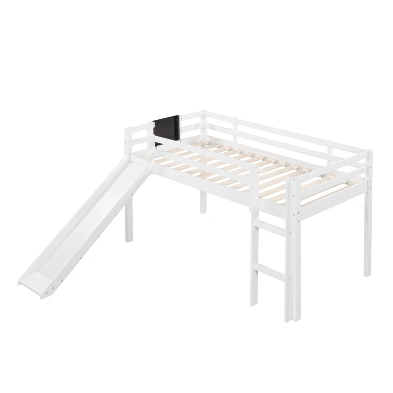 Lit double en bois blanc avec toboggan, escalier et tableau noir