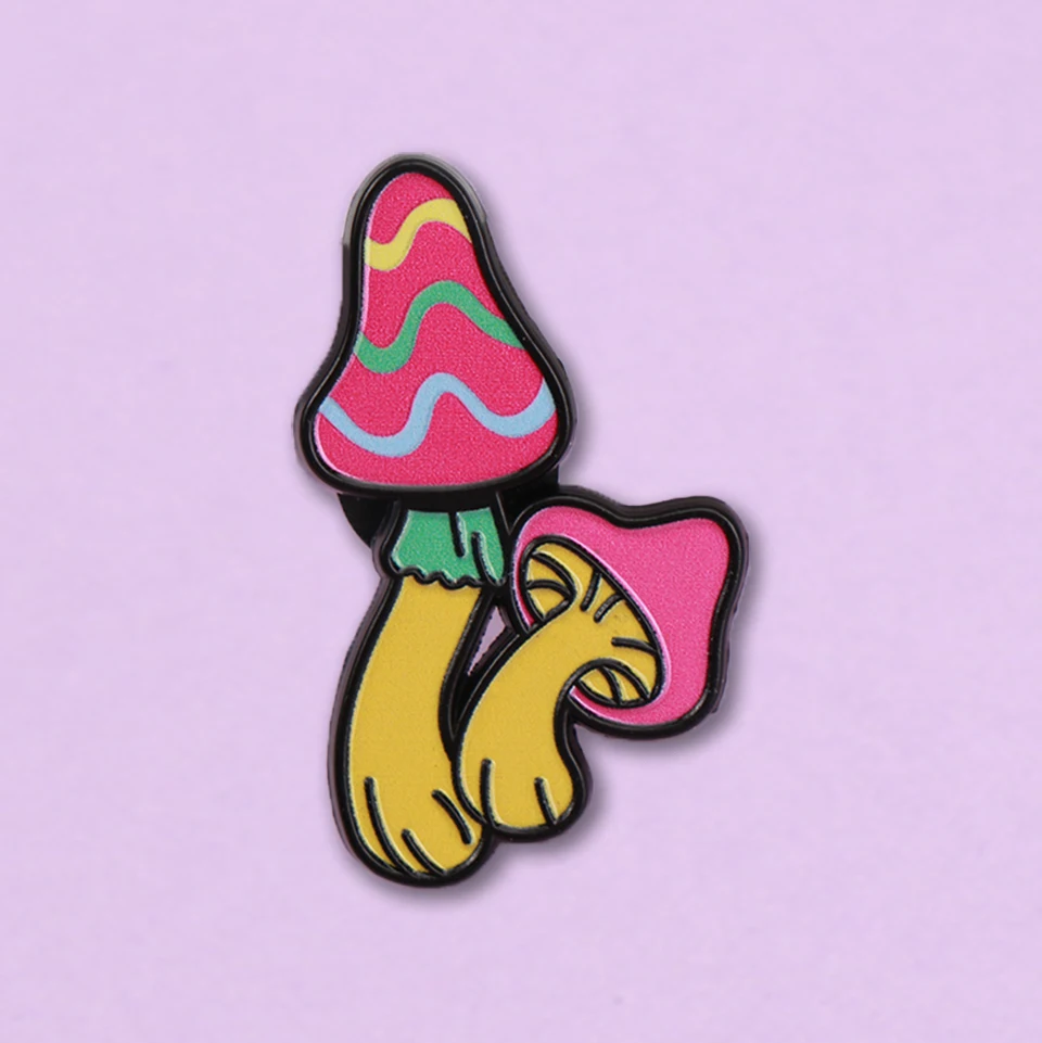 Alfileres de solapa de Metal esmaltados con forma de seta de dibujos animados, broches, insignias, mochila, accesorios de ropa, joyería al por mayor, regalo para niños y amigos