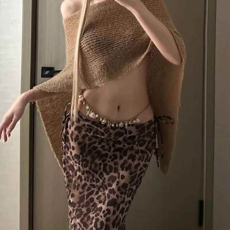 

Американский сексуальный комплект бикини из четырех предметов с леопардовым принтом в пляжном стиле с пляжной юбкой и накидкой для отпуска, вечеринок у бассейна, весны и лета