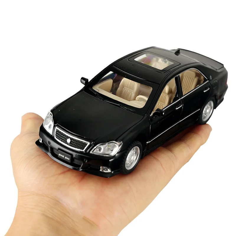 1:32 Toyota Crown Alloy Car Model diecast & Toy Vehicles Metal Toy Car Model simulazione Sound Light Collection regalo per bambini F402