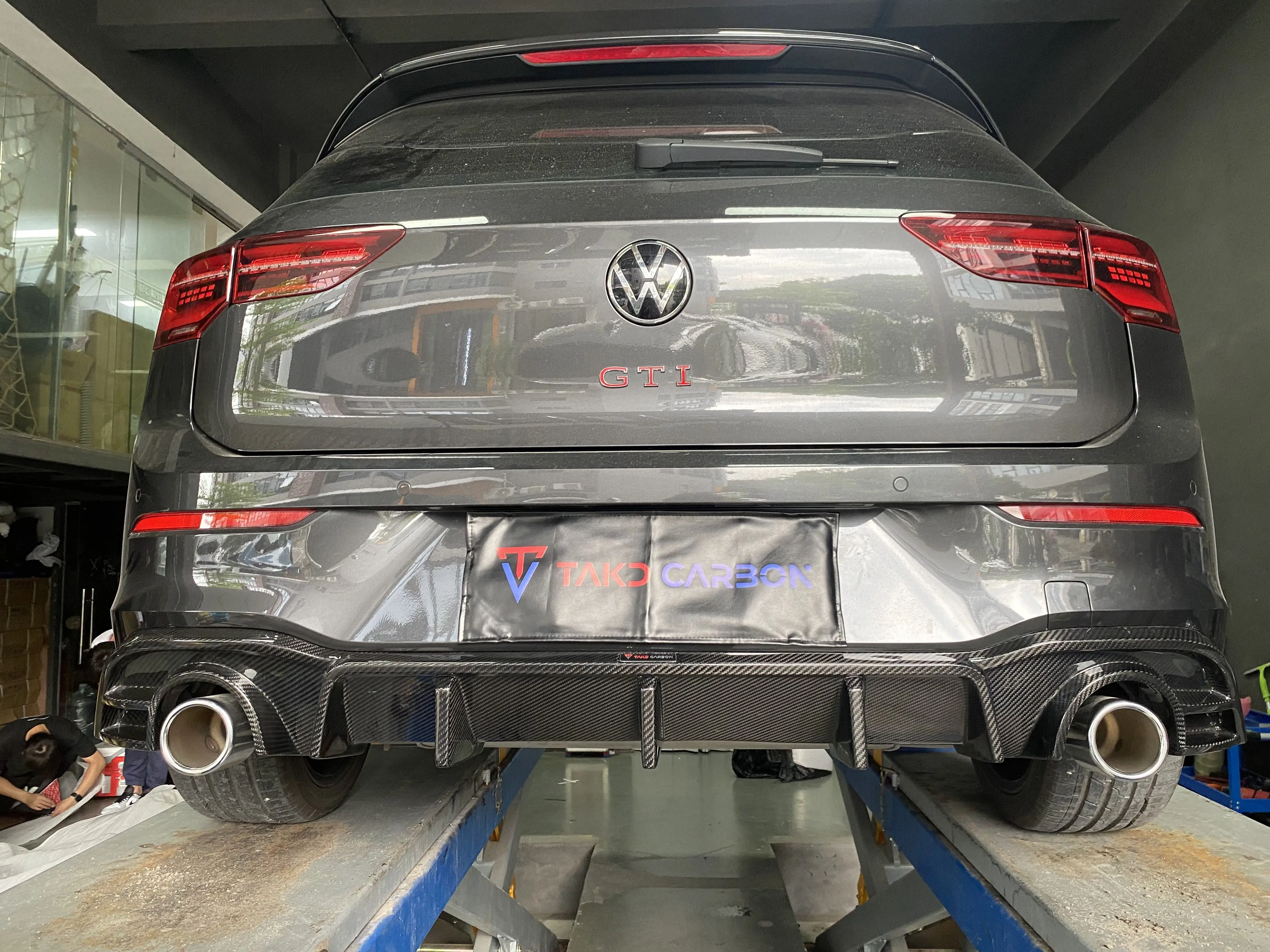 TAKD 100% ألياف الكربون الجافة المصد الخلفي الناشر الشفاه دون مصباح ليد ل Volkswagen VW Golf 8 GTI 2021-UP