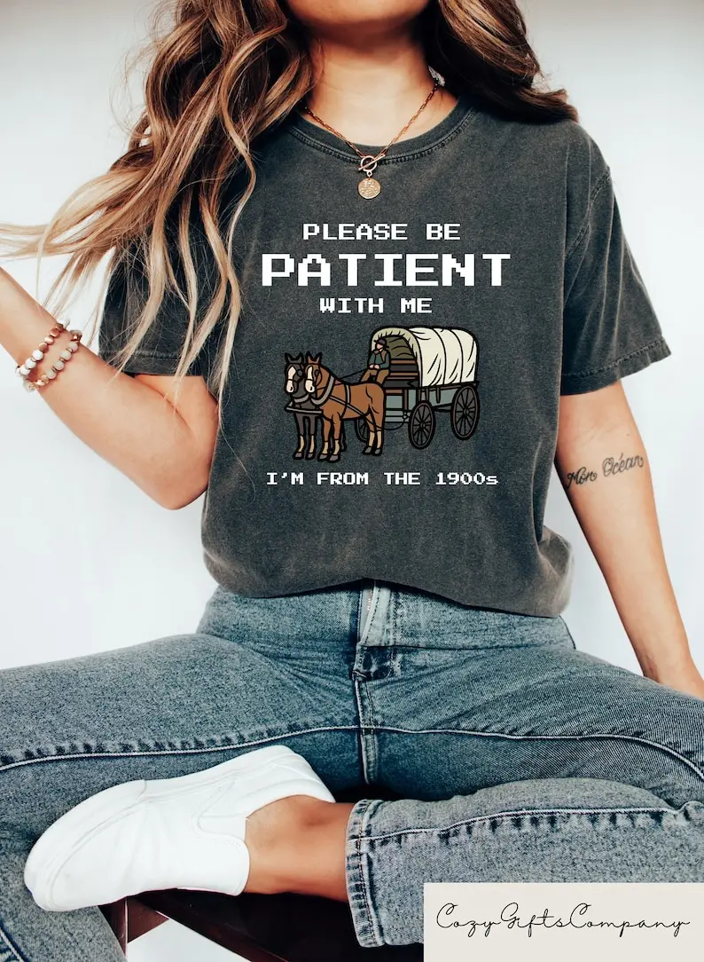 يرجى التحلي بالصبر معي أنا من تي شيرت القرن العشرين، تي شيرت برسومات غربية من القرن العشرين، هدية عيد ميلاد لولادة في عام 1900 #1