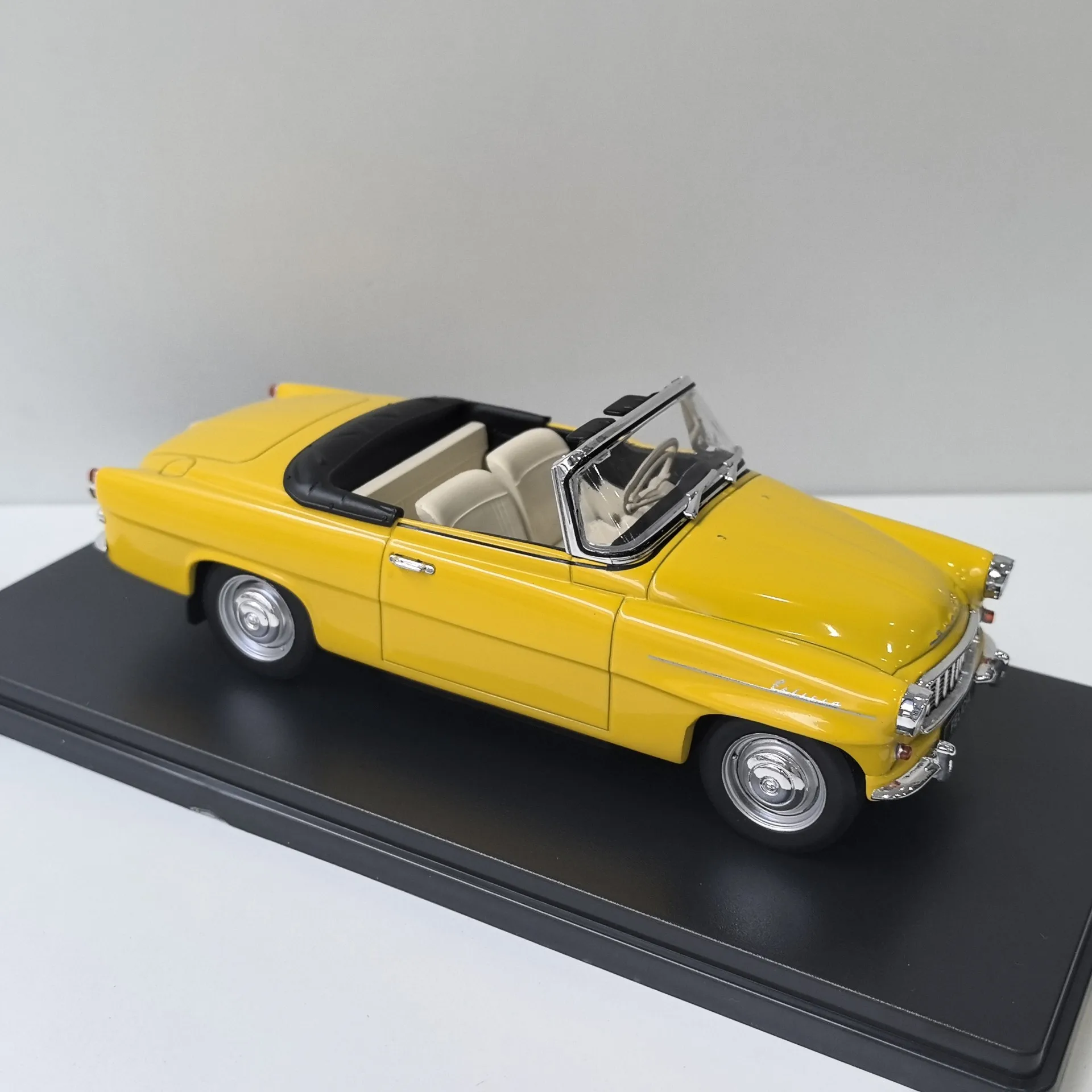 Diecast WHITEBOX 1/24 Scale SKODA FELICIA Convertible Alloy Car Model Collectible Toy Gift Souvenir Display Ornament