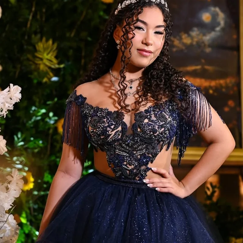 Gaun Quinceanera biru tua mengkilap dengan lapisan renda, model off-shoulder, hiasan bunga tulle, vestidos de 15 Quinceanera ﻿ Disesuaikan