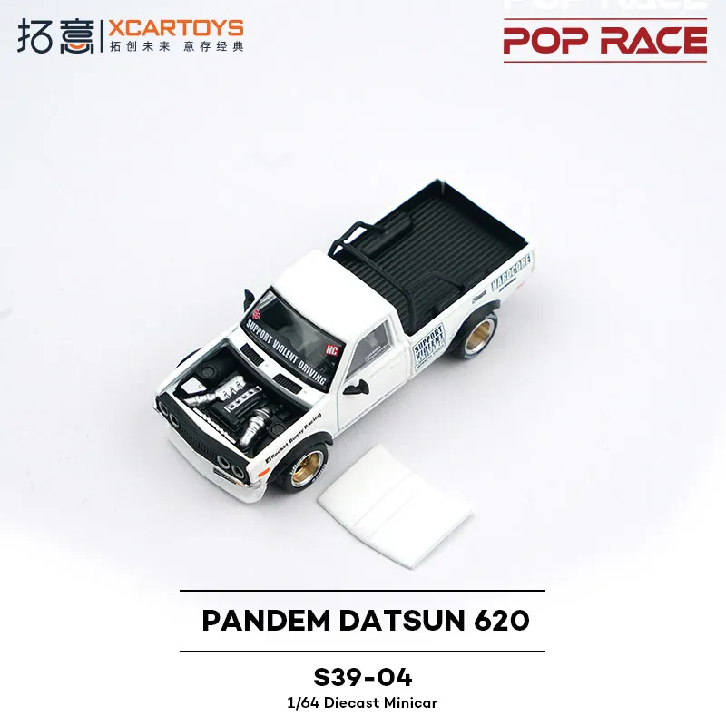 Xcartoys X POPRACE 1:64 PANDEM DATSUN 620 Blanco/Azul, Modelo de Auto Fundido a Presión