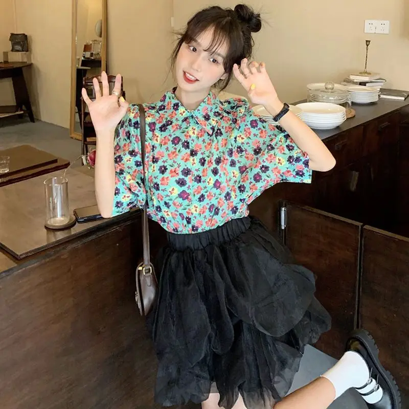 

Женский укороченный топ с цветочным принтом, лето 2025 г., свободные шикарные рубашки с лацканами и пышными рукавами, милая универсальная блузка в японском стиле Femme