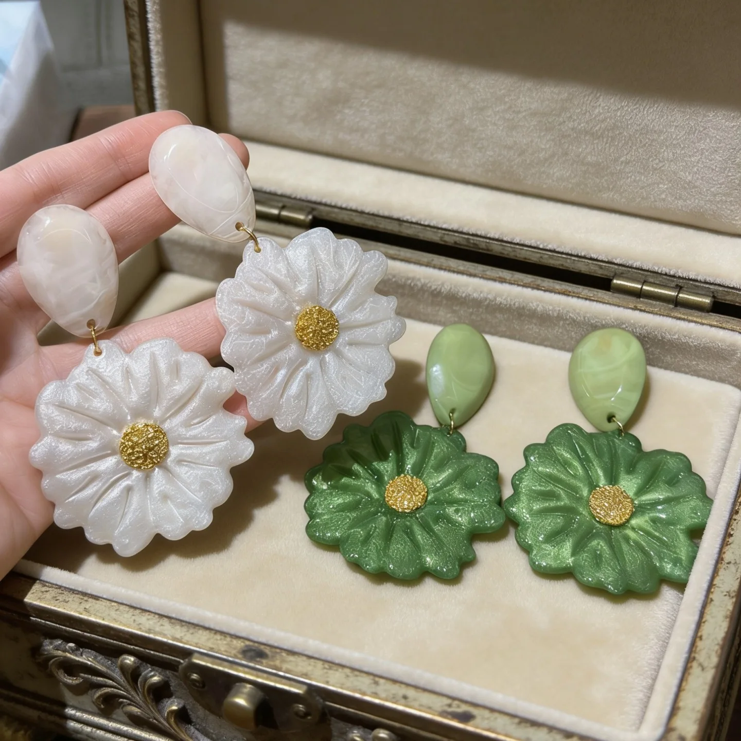 Exaggerated internet-famous resin daisy floral earrings, personalized petal stud earrings for women, super fairy forest floral e