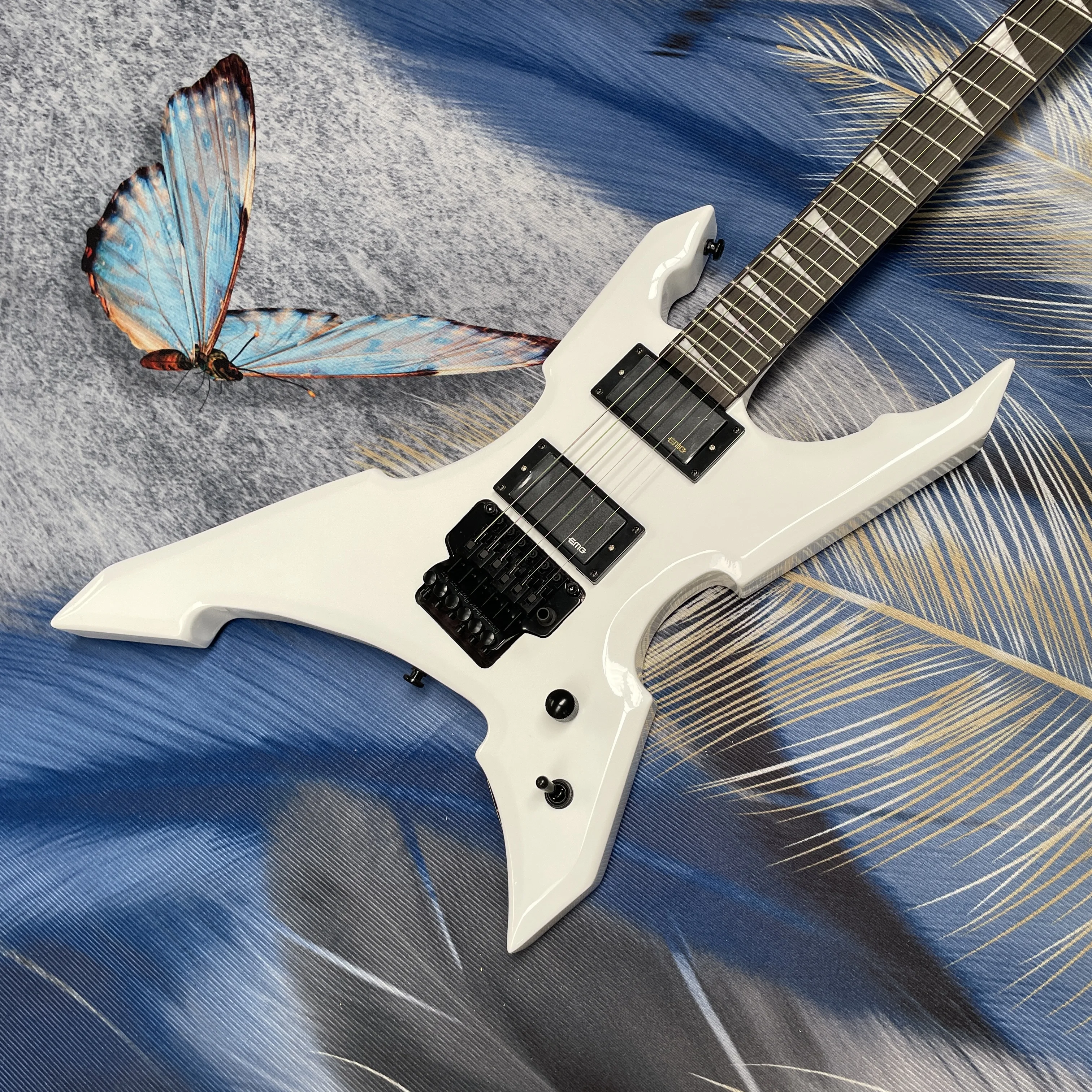 

6-string white electric guitar，double-locking tremolo system and black hardware guitars, advanced heavy metal electric guitarra