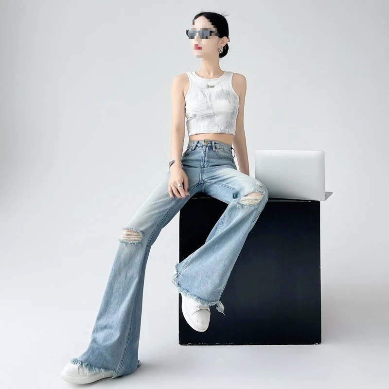 بنطلون جينز نسائي أزرق مغسول عالي الخصر بقصة ضيقة ومتوهج للتخسيس بحاشية متوترة وجرس قيعان طويلة من قماش الدنيم