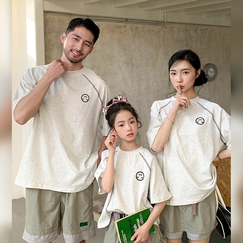 

Новинка 2026: Летний комплект семейных футболок класса люкс для семьи из 3 человек, с коротким рукавом, для мамы и дочки, модные повседневные мягкие хлопковые топы