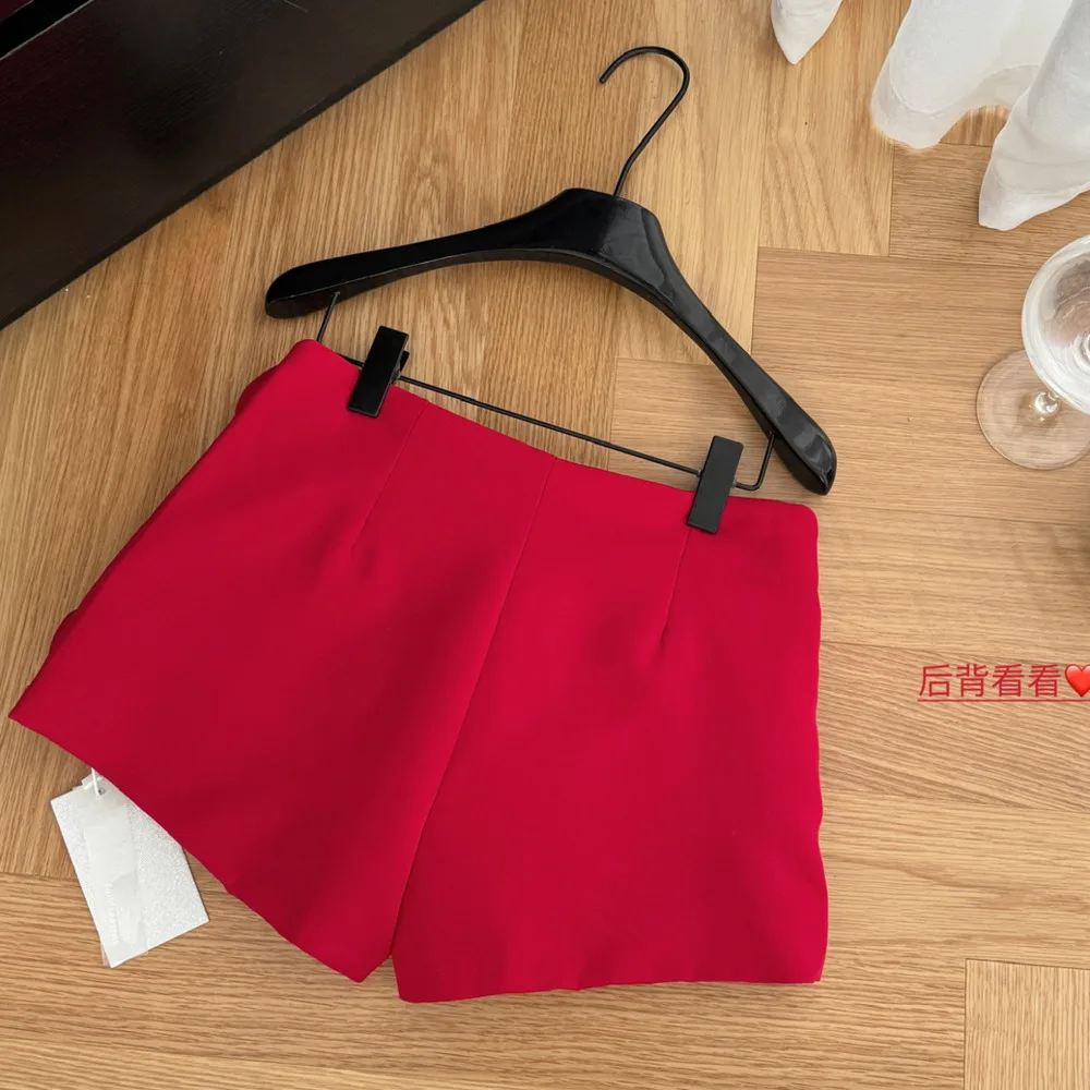 กระโปรงขาสั้นสไตล์ใหม่สำหรับฤดูใบไม้ร่วง ตกแต่งด้วยดอกกุหลาบสามมิติ ดีไซน์หรูหราสง่างาม เหมาะสำหรับผู้หญิงที่ต้องการความสง่างามและมีสไตล์