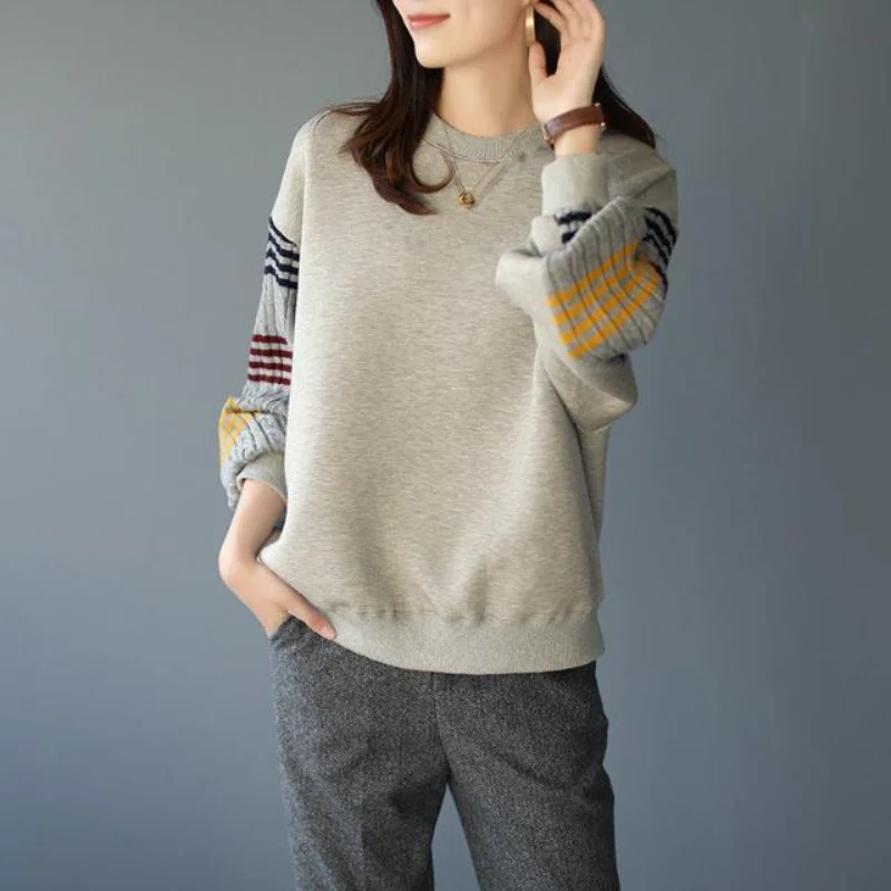 Damski sweter z okrągłym dekoltem na jesień i zimę, nowy, dzianinowy, łączony, luźny, w stylu \"lazy\", idealny do pracy, elegancki, casualowy top.