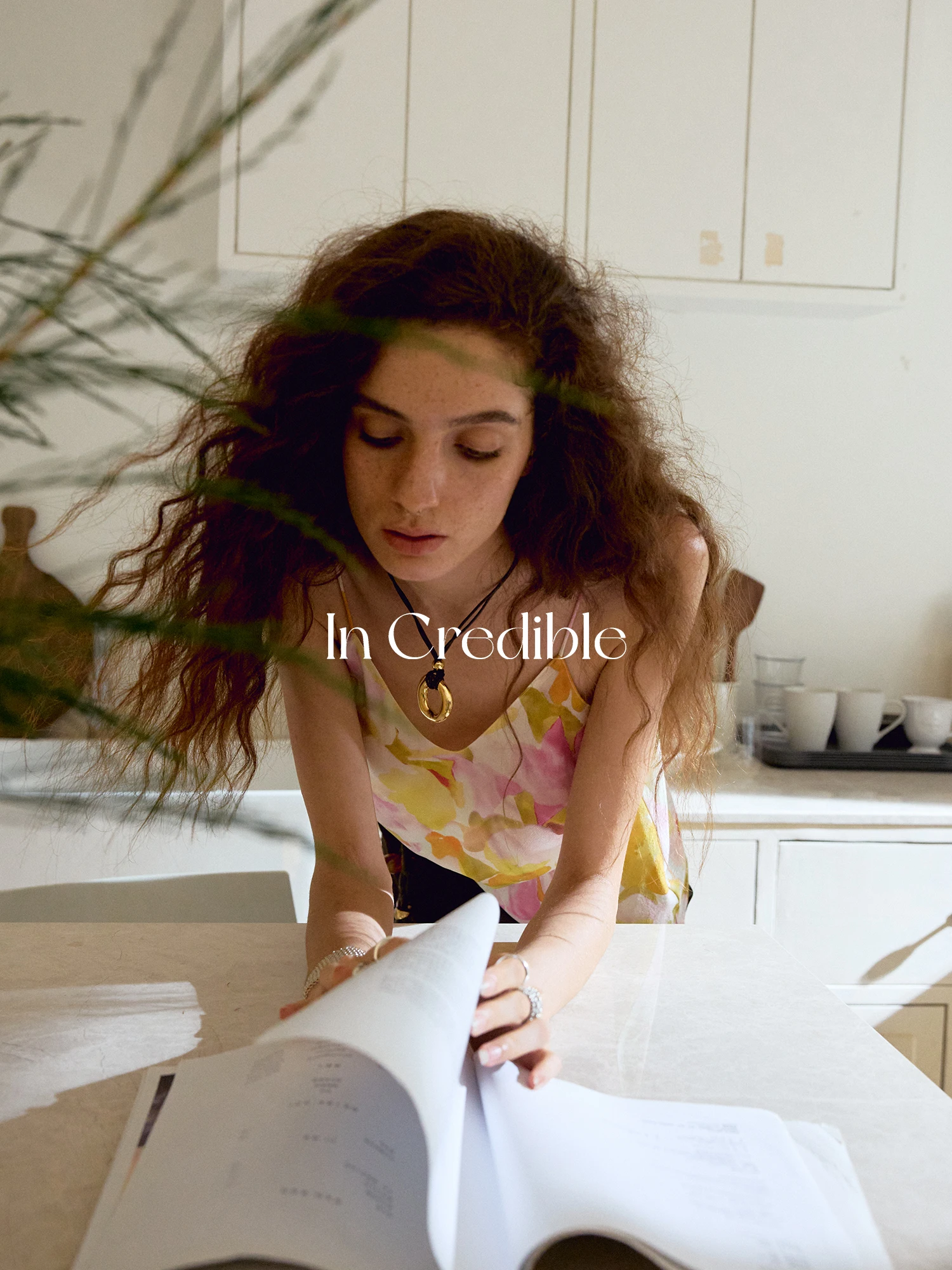 

Шелковая майка с художественным контрастным цветным принтом, женская, с V-образным вырезом, без рукавов, из натурального шелка, прямого кроя, в стиле OL