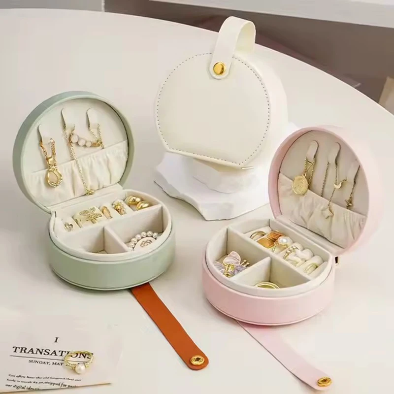

Personalized Portable Round Small Travel Jewelry Case with Button Handle Pu Leather Jewelry Box Earring Ring Necklace Organizer