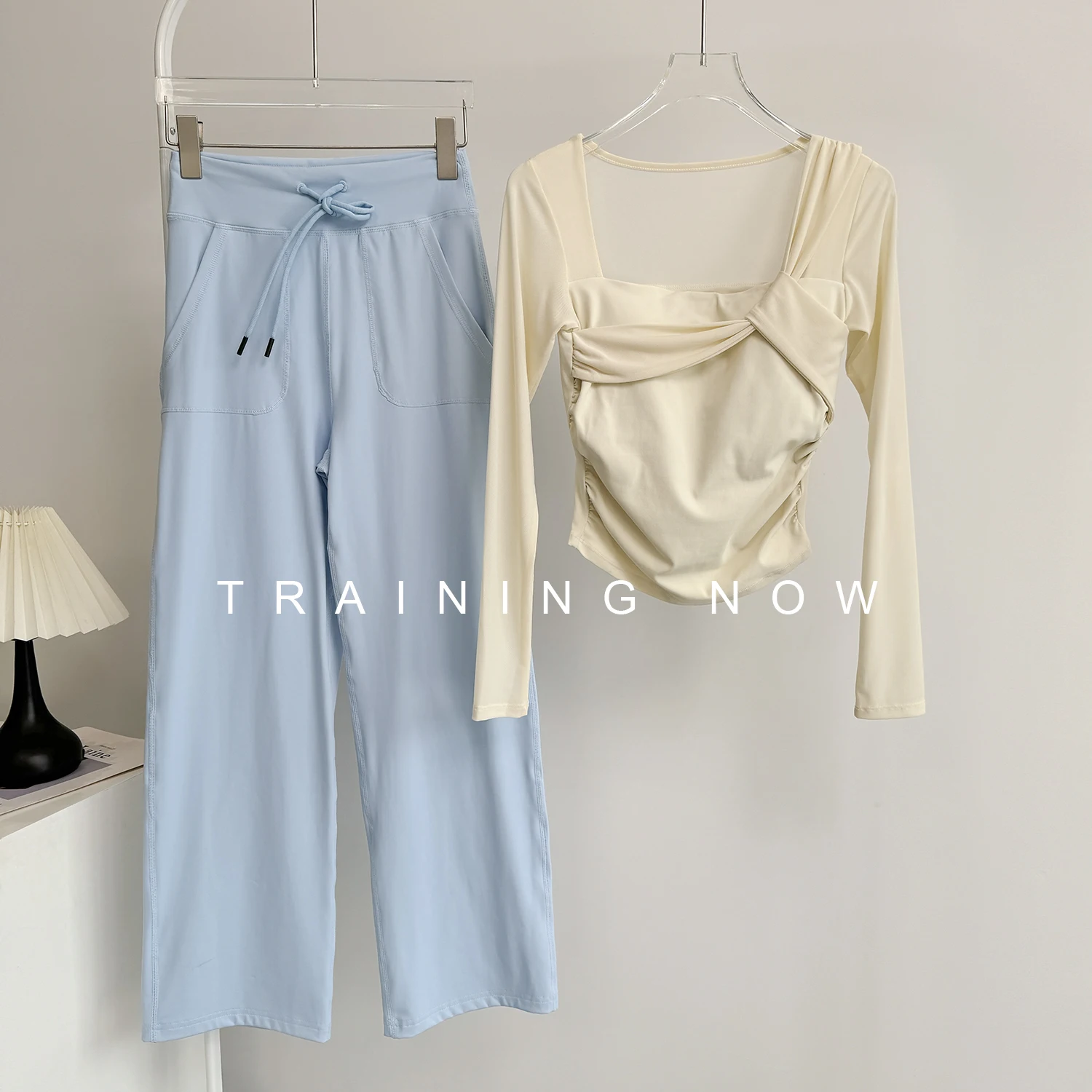 

Спортивный костюм для женщин на осень, быстросохнущая одежда для занятий йогой в тренажерном зале, новый стиль 2025 года с нагрудником для утреннего бега