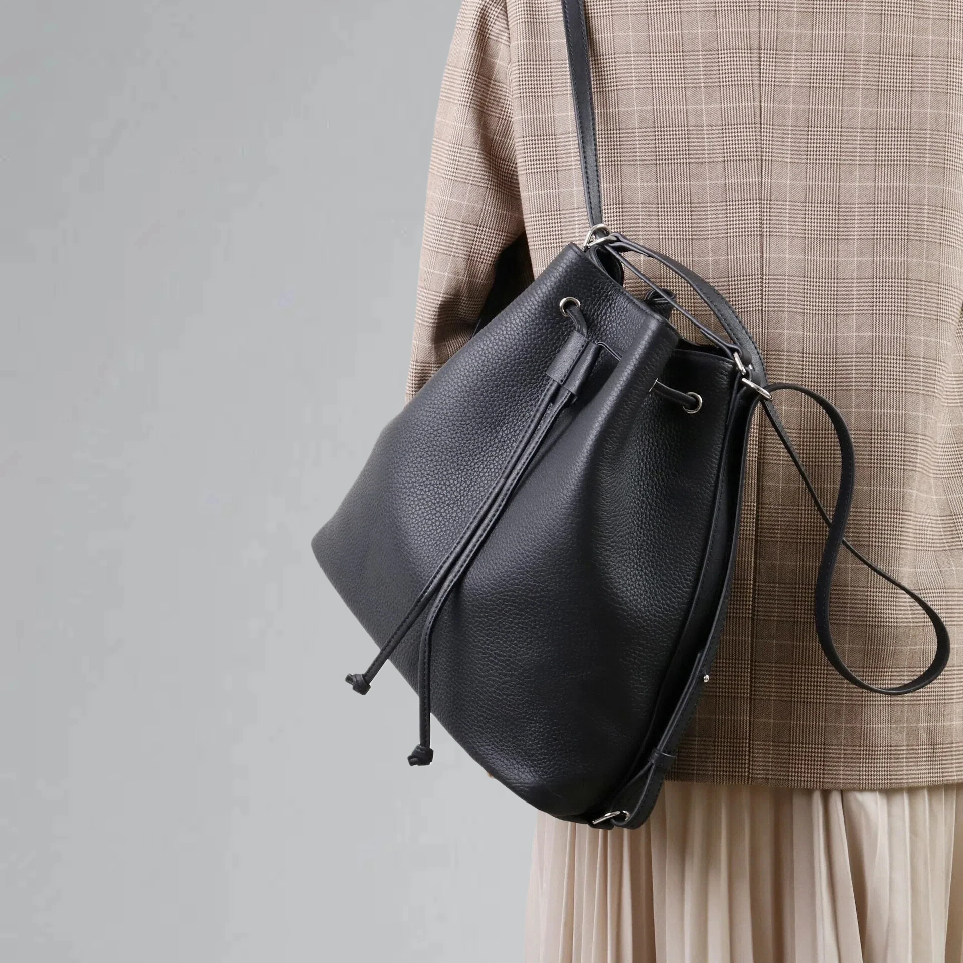 

New Full Grain Leather Bucket Bag Women Convertible Backpack Crossbody European Style Luxury Versatile Shoulder Handbag