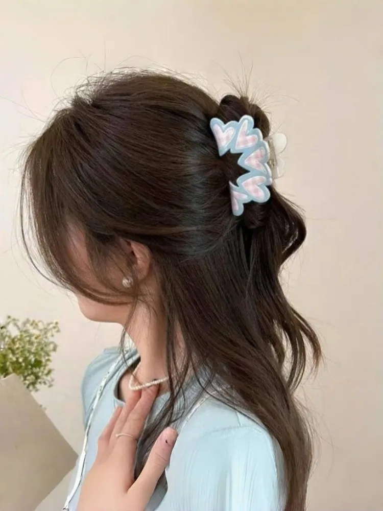Cremefarbene, floral karierte Acryl-Haarspange für Damen – Detail 1