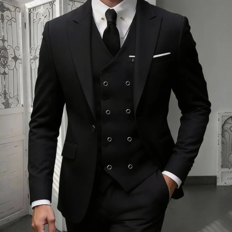 

Мужской классический костюм-тройка - приталенный пиджак с вырезанными лацканами, жилет и брюки, универсальный деловой наряд для бизнеса и мероприятий