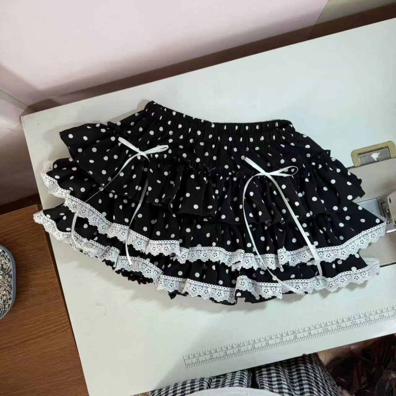 Minifalda negra de estilo francés para mujer, estilo pastel adelgazante, dulce y bonito adorno de encaje, lazo de mariposa, falda de mezcla de poliéster antiligera