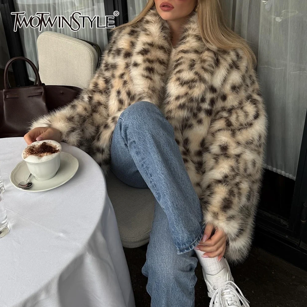 

TWOTWINSTYLE пальто из искусственного меха с леопардовым принтом для женщин, свободная модная роскошная куртка с лацканами и длинными рукавами, женская осенняя одежда, новинка