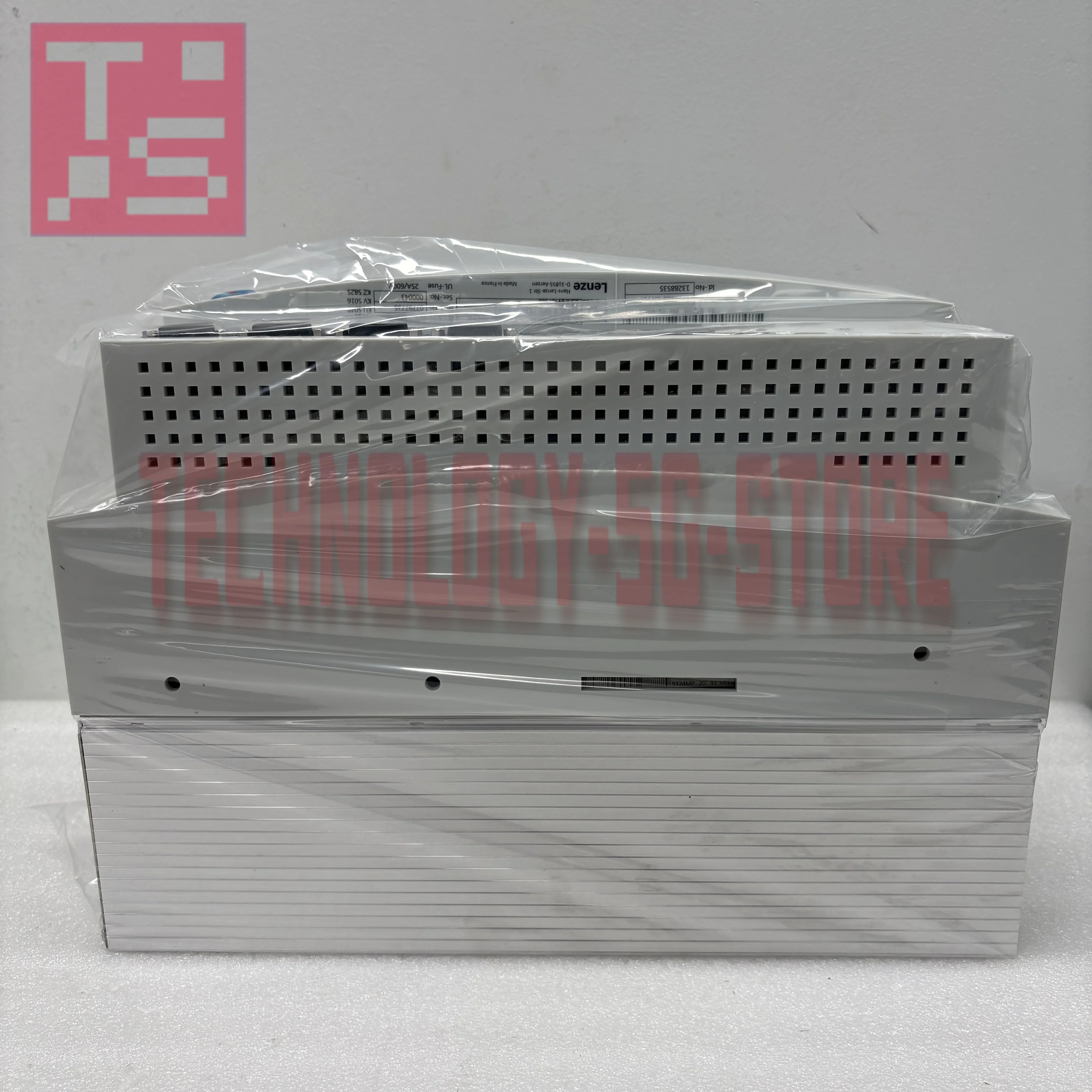 サーボドライバー 新品箱入り EVS9326-EIV907