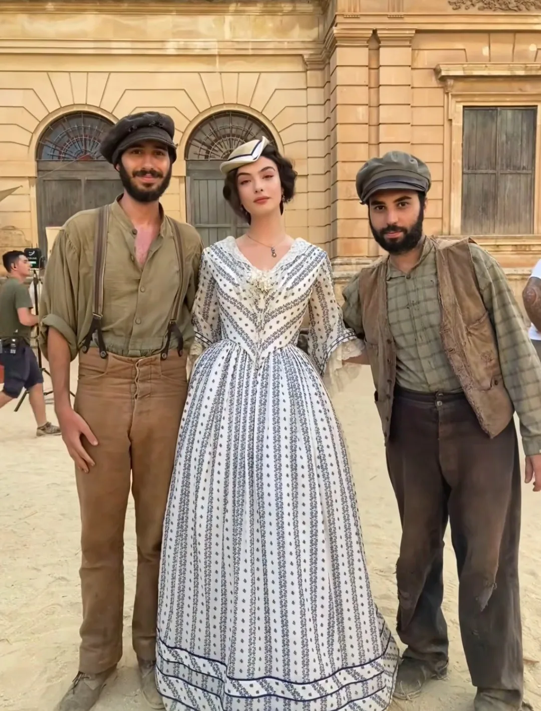 فساتين زفاف بيضاء عتيقة مصنوعة حسب الطلب من الساتان قبالة الكتف على شكل حرف A فساتين زفاف الحرب الأهلية جنوب حسناء